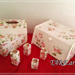 Conjunto de artículos de madera: panera, caja de pañuelos, portavelas y caja de recuerdos. Decoupage, blanco, flores, rosas.