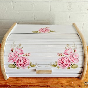 Panera de madera hecha a mano: decoración rústica vintage con rosas rosas.