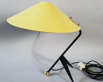 Mid Century bureaulamp / tafellamp met driepoot voet uit de jaren 50