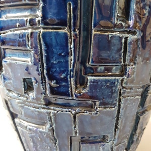 Único jarrón Bitossi azul marino con decoración abstracta incisa Italia Años 60 imagen 5