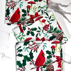 Tessuto di cotone Red Cardinals di Fabric Editions, quarti di grasso natalizi