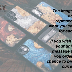 K&ouml;nnte beinhalten: Nahaufnahme von vier verschiedenen Handyh&uuml;llen aus Holz und Harz. Die H&uuml;llen weisen einzigartige Muster und Farben auf, darunter Blau, Gr&uuml;n, Braun und Wei&szlig;. Die gezeigten Bilder sind eine genaue Darstellung dessen, was Sie f&uuml;r jede Farbe erwarten k&ouml;nnen. Wenn Sie Ihre einzigartige Scheibe ausw&auml;hlen m&ouml;chten, kontaktieren Sie uns, bevor Sie bestellen, um die M&ouml;glichkeit zu haben, unser aktuelles Lager zu durchsuchen.