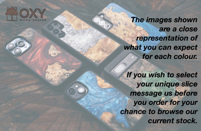 K&ouml;nnte beinhalten: Nahaufnahme von vier verschiedenen Handyh&uuml;llen aus Holz und Harz. Die H&uuml;llen weisen einzigartige Muster und Farben auf, darunter Blau, Gr&uuml;n, Braun und Wei&szlig;. Die gezeigten Bilder sind eine genaue Darstellung dessen, was Sie f&uuml;r jede Farbe erwarten k&ouml;nnen. Wenn Sie Ihre einzigartige Scheibe ausw&auml;hlen m&ouml;chten, kontaktieren Sie uns, bevor Sie bestellen, um die M&ouml;glichkeit zu haben, unser aktuelles Lager zu durchsuchen.