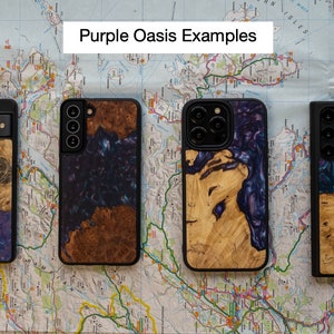 K&ouml;nnte beinhalten: Vier verschiedene Handyh&uuml;llen mit einem Holz- und Harzdruck. Die H&uuml;llen sind alle schwarz und haben ein lila und blaues Harzdruck mit Holzakzenten. Der Text "Purple Oasis Examples" befindet sich oben im Bild.