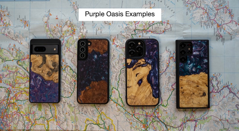 K&ouml;nnte beinhalten: Vier verschiedene Handyh&uuml;llen mit einem Holz- und Harzdruck. Die H&uuml;llen sind alle schwarz und haben ein lila und blaues Harzdruck mit Holzakzenten. Der Text "Purple Oasis Examples" befindet sich oben im Bild.