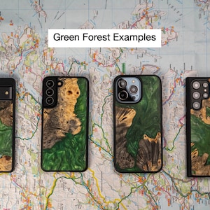 K&ouml;nnte beinhalten: Vier verschiedene Handyh&uuml;llen mit einem gr&uuml;nen Wald-Design. Die H&uuml;llen sind aus Holz gefertigt und haben einen schwarzen Rand. Der Text "Green Forest Examples" befindet sich oben im Bild.