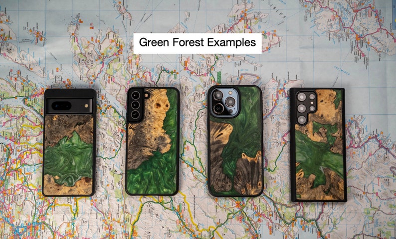 K&ouml;nnte beinhalten: Vier verschiedene Handyh&uuml;llen mit einem gr&uuml;nen Wald-Design. Die H&uuml;llen sind aus Holz gefertigt und haben einen schwarzen Rand. Der Text "Green Forest Examples" befindet sich oben im Bild.