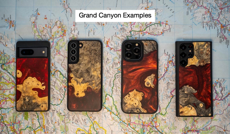 K&ouml;nnte beinhalten: Vier verschiedene Handyh&uuml;llen mit einem Holzmaserungsmuster in Braun-, Rot- und Goldt&ouml;nen. Die H&uuml;llen sind alle schwarz und haben eine erh&ouml;hte Kamerabuckel. Der Text "Grand Canyon Examples" befindet sich oben im Bild.