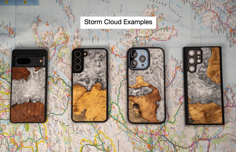 K&ouml;nnte beinhalten: Vier verschiedene Handyh&uuml;llen mit einem Design aus Holz und Harz. Die H&uuml;llen sind alle schwarz und haben ein wei&szlig;-braunes Marmormuster. Der Text "Storm Cloud Examples" befindet sich oben im Bild.