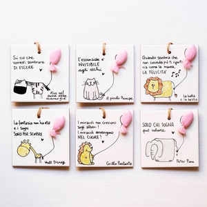 Bomboniere battesimo artigianali comunione frasi illustrazione gabbianella gatto animali personalizzate ceramica mattonella piastrella