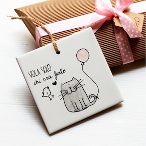 Bomboniere battesimo bimba comunione cresima frasi illustrazione gabbianella gatto animali personalizzate ceramica mattonella piastrella