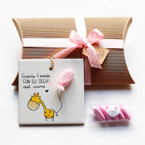 Bomboniere battesimo prima comunione cresima frasi illustrazione animali personalizzate ceramica mattonella piastrella gabbianella gatto
