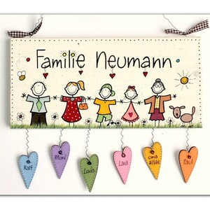 Türschild Familie aus Holz mit Namen und Figuren personalisiert. Holzschild mit Herzanhänger, Familienschild handbemalt, Haustürschild, Namensschild,  Holztürschild für Zuhause. Geschenk zu Hochzeit, Geburt, Umzug, Einzug, Weihnachten.