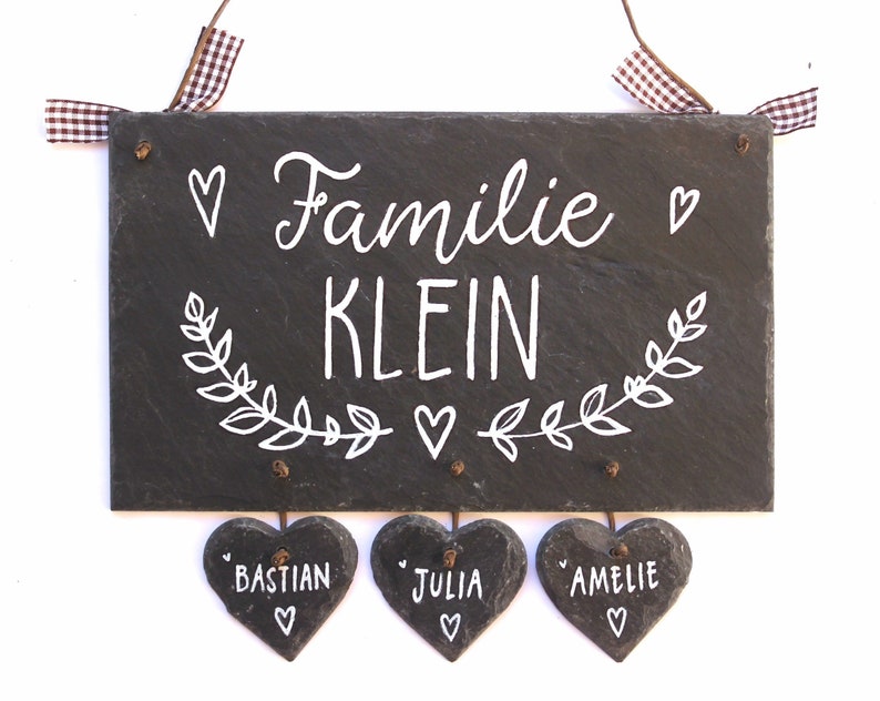 Türschild Familie aus Schiefer personalisiert mit Namen. Wetterfestes Schieferschild mit Herz und Ranke. Namensschild, Haustürschild mit Herzanhänger. Familienschild handbemalt. Geschenk Hochzeit, Geburt, Einzug, Geburtstag, Weihnachtsgeschenk.