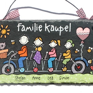 Türschild aus Schiefer mit Familie auf Fahrrad personalisiert mit Namen. Wetterfestes Schieferschild mit Figuren und Rad. Namensschild, Haustürschild, Familienschild handbemalt. Geschenk Hochzeit, Geburt, Einzug, Geburtstag, Weihnachtsgeschenk.