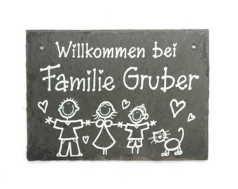 Türschild Familie aus Schiefer personalisiert mit Name und Figuren. Wetterfestes Schieferschild handbemalt. Willkommensschild Haustür.