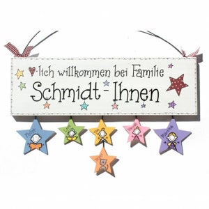 Türschild Familie aus Holz mit Name personalisiert. Holzschild mit Aufhängekordel für die Haustür. Ausgefallenes Geschenk zum Einzug, Umzug, Geburtstag, Valentinstag, Muttertag, Vatertag. Familienschild, Haustürschild für das Zuhause.