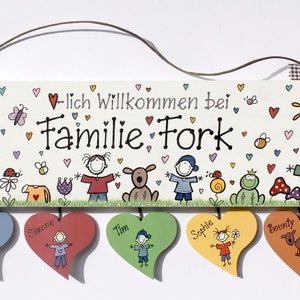 Türschild Familie aus Holz mit Namen personalisiert. Holzschild mit Herzanhänger, Familienschild handbemalt, Haustürschild mit Figuren. Holztürschild, Willkommensschild für Zuhause. Geschenk zu Hochzeit, Geburt, Umzug, Einzug, Weihnachten.