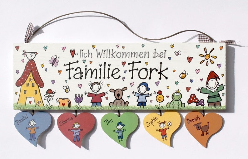 Türschild Familie aus Holz mit Namen personalisiert. Holzschild mit Herzanhänger, Familienschild handbemalt, Haustürschild mit Figuren. Holztürschild, Willkommensschild für Zuhause. Geschenk zu Hochzeit, Geburt, Umzug, Einzug, Weihnachten.