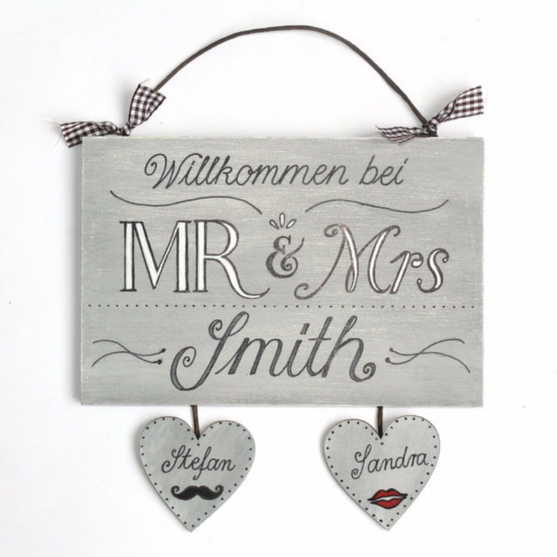 Hochzeitsgeschenk Türschild personalisiert. Holzschild Willkommen bei Mr. & Mrs. für das Brautpaar mit Name und Herzanhänger personalisiert. Geschenk zur Hochzeit für Braut und Bräutigam. Namensschild für das Zuhause.