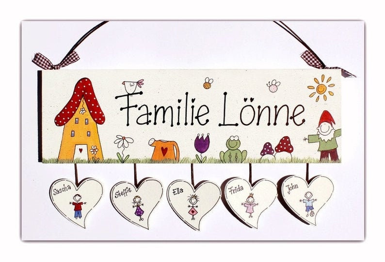 Türschild Familie aus Holz mit Namen personalisiert. Holzschild mit Herzanhänger, Familienschild handbemalt, Haustürschild mit Figuren. Holztürschild, Willkommensschild für Zuhause. Geschenk zu Hochzeit, Geburt, Umzug, Einzug, Weihnachten.