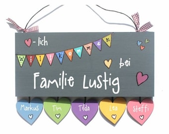 Türschild aus Holz für Familien personalisiert mit Wimpelkette, Herzanhänger und Namen. Haustürschild, Holzschild, Namensschild Eingang.