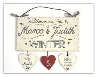 Einzigartiges Hochzeitsgeschenk für Paare, Willkommensschild mit Vornamen, Nachname und Herzanhänger personalisiert, Türschild aus Holz
