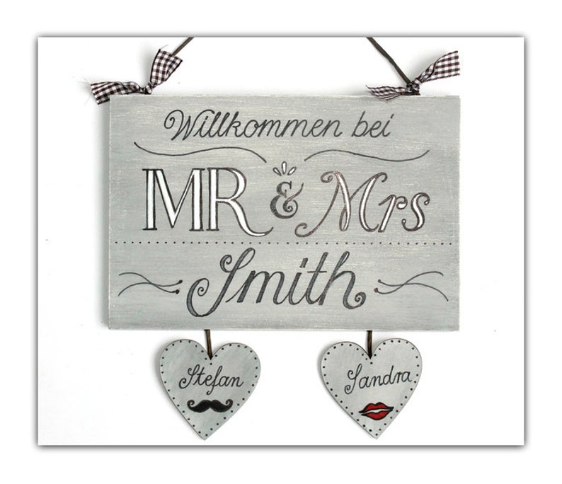 Hochzeitsgeschenk Türschild personalisiert. Holzschild Willkommen bei Mr. & Mrs. für das Brautpaar mit Name und Herzanhänger personalisiert. Geschenk zur Hochzeit für Braut und Bräutigam. Namensschild für das Zuhause.