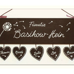 Türschild Familie aus Holz mit Name personalisiert. Holzschild mit Aufhängekordel für die Haustür. Ausgefallenes Hochzeitsgeschenk, Geschenk zum Einzug, Geburtstag, Valentinstag, Muttertag. Familienschild, Haustürschild für das Zuhause.