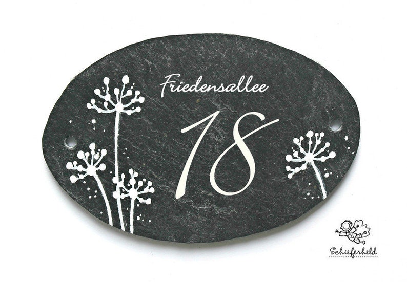 Ovales Türschild Familie aus Schiefer personalisiert mit Name. Wetterfestes Schieferschild, Namensschild Pusteblumen. Haustürschild, Familienschild, Willkommensschild handbemalt. Geschenk Hochzeit, Geburt, Einzug, Geburtstag, Weihnachtsgeschenk.