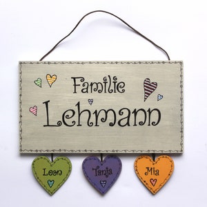 Türschild Familie aus Holz mit Name personalisiert. Holzschild mit Aufhängekordel für die Haustür. Ausgefallenes Geschenk zum Einzug, Umzug, Geburtstag, Valentinstag, Muttertag, Vatertag. Familienschild, Haustürschild für das Zuhause.