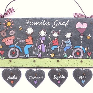 Türschild Familie aus Schiefer mit Namen personalisiert. Wetterfestes Schieferschild mit Figuren auf Fahrrad. Namensschild, Haustürschild mit Herzanhänger. Familienschild handbemalt. Individuelles Einzugsgeschenk oder Hochzeitsgeschenk.