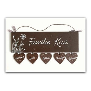 Türschild Familie aus Holz mit Name personalisiert. Holzschild mit Aufhängekordel für die Haustür. Ausgefallenes Geschenk zum Einzug, Umzug, Geburtstag, Valentinstag, Muttertag, Vatertag. Familienschild, Haustürschild für das Zuhause.