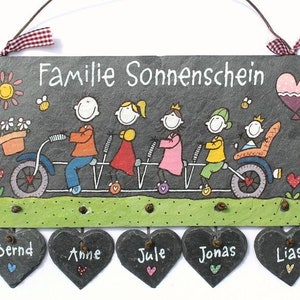 Türschild Familie aus Schiefer personalisiert mit Namen und Figuren auf Fahrrad. Wetterfestes Schieferschild mit Herzanhänger. Namensschild, Haustürschild, Familienschild handbemalt. Geschenk Hochzeit, Geburt, Einzug, Weihnachtsgeschenk.