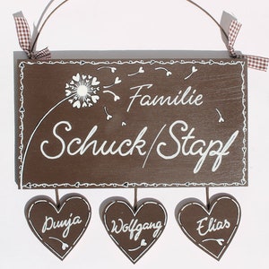 Türschild Familie aus Holz mit Namen personalisiert. Holzschild mit Herzanhänger, Familienschild handbemalt, Haustürschild mit Pusteblume. Holztürschild, Namensschild für Zuhause. Geschenk zu Hochzeit, Geburt, Umzug, Einzug, Weihnachten.