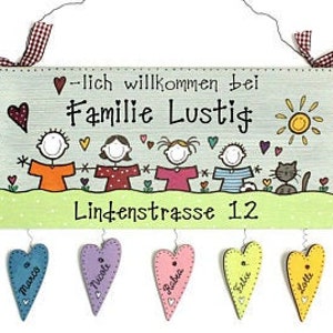 Türschild Familie aus Holz mit Namen personalisiert. Holzschild, Namensschild handbemalt. Haustürschild, Familienschild mit Figuren und Herzanhänger.  Eingangsschild für das Zuhause. Individuelles Einzugsgeschenk / Hochzeitsgeschenk.