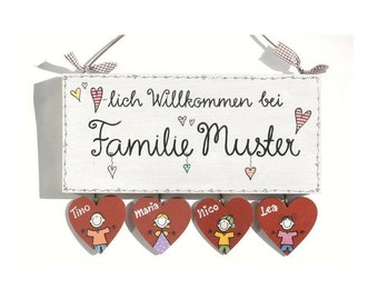 Türschild aus Holz für die Familie mit Namen personalisiert, Holzschild mit Herzanhänger und Figuren, personalisiertes Geschenk für Zuhause