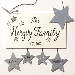 Türschild Familie aus Holz mit Namen personalisiert. Holzschild mit Sternen, Familienschild handbemalt, Haustürschild, Holztürschild für Zuhause. Willkommensschild mit Aufhängekordel. Geschenk zu Hochzeit, Geburt, Einzug, Muttertag, Weihnachten.