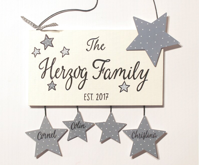 Türschild Familie aus Holz mit Namen personalisiert. Holzschild mit Sternen, Familienschild handbemalt, Haustürschild, Holztürschild für Zuhause. Willkommensschild mit Aufhängekordel. Geschenk zu Hochzeit, Geburt, Einzug, Muttertag, Weihnachten.