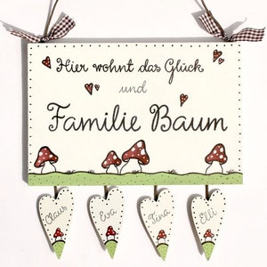 Türschild Familie aus Holz mit Namen personalisiert. Holzschild mit Herzanhänger, Familienschild handbemalt, Haustürschild mit Pilzen. Holztürschild, Willkommensschild für Zuhause. Geschenk zu Hochzeit, Geburt, Umzug, Einzug, Weihnachten.