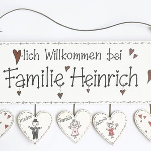 Türschild Familie aus Holz mit Namen personalisiert. Holzschild mit Herzanhänger, Familienschild handbemalt, Haustürschild mit Figuren. Holztürschild, Willkommensschild für Zuhause. Geschenk zu Hochzeit, Geburt, Umzug, Einzug, Weihnachten.