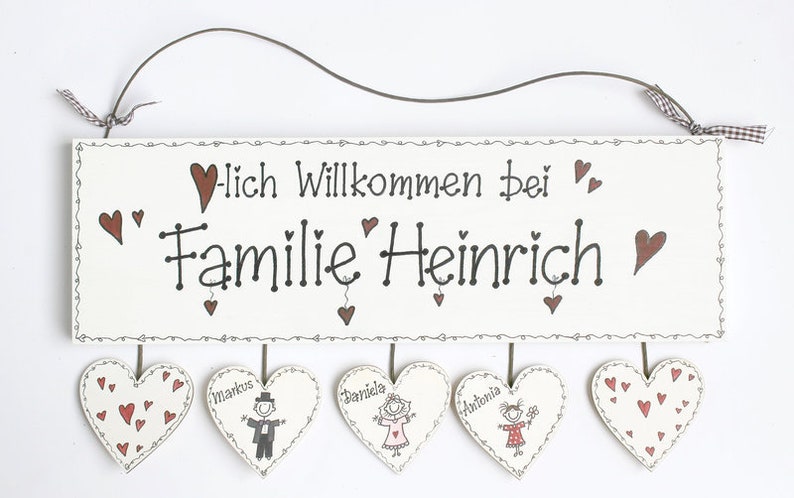 Türschild Familie aus Holz mit Namen personalisiert. Holzschild mit Herzanhänger, Familienschild handbemalt, Haustürschild mit Figuren. Holztürschild, Willkommensschild für Zuhause. Geschenk zu Hochzeit, Geburt, Umzug, Einzug, Weihnachten.