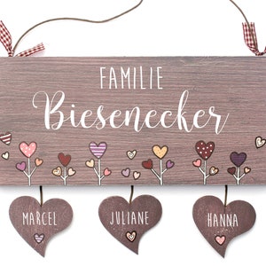 Türschild Familie aus Holz mit Namen personalisiert. Holzschild mit Herzanhänger, Familienschild handbemalt, Haustürschild mit Herzblumen. Namensschild, Holztürschild für das Zuhause. Geschenk zu Hochzeit, Geburt, Umzug, Einzug, Weihnachten.