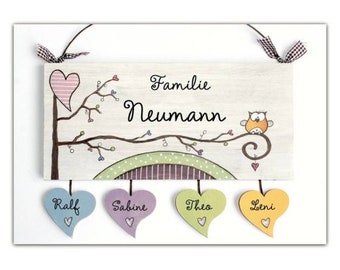 Türschild aus Holz für Familien personalisiert mit Namen und Herzanhänger. Graues Holzschild mit Herzbaum und Eule handbemalt.