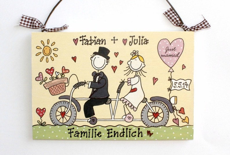 Personalisierte Hochzeitsgeschenk für das Brautpaar mit Name und Hochzeitsdatum personalisiert. Türschild aus Holz mit Braut und Bräutigam auf Fahrrad. Holzschild handbemalt. Ausgefallenes, besonderes Geschenk zur Hochzeit. Andenken Hochzeitstag.