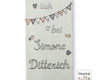 Türschild aus Holz für Singles. Graues Holzschild mit Wimpelkette und Vorname und Nachname personalisiert. Einzugsgeschenk für das Zuhause.