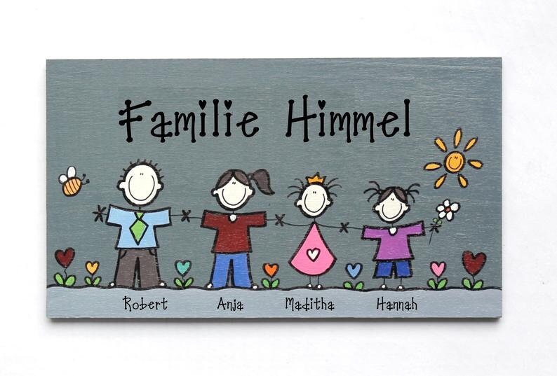 Türschild Familie aus Holz mit Name personalisiert. Holzschild mit Aufhängekordel für die Haustür. Ausgefallenes Hochzeitsgeschenk, Geschenk zum Einzug,  Geburtstag, Valentinstag, Muttertag. Familienschild, Haustürschild für das Zuhause.