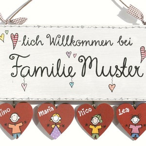 Türschild Familie aus Holz mit Namen personalisiert. Holzschild mit Herzanhänger, Familienschild handbemalt, Haustürschild mit Figuren. Holztürschild, Willkommensschild für Zuhause. Geschenk zu Hochzeit, Geburt, Umzug, Einzug, Weihnachten.