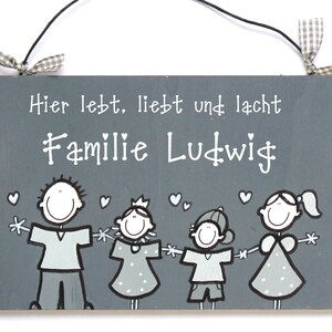 Graues Türschild Familie aus Holz mit Name personalisiert. Holzschild mit Figuren, Familienschild in grautönen handbemalt, Haustürschild, Holztürschild, Willkommensschild für Zuhause. Geschenk zu Hochzeit, Geburt, Umzug, Einzug, Weihnachten.