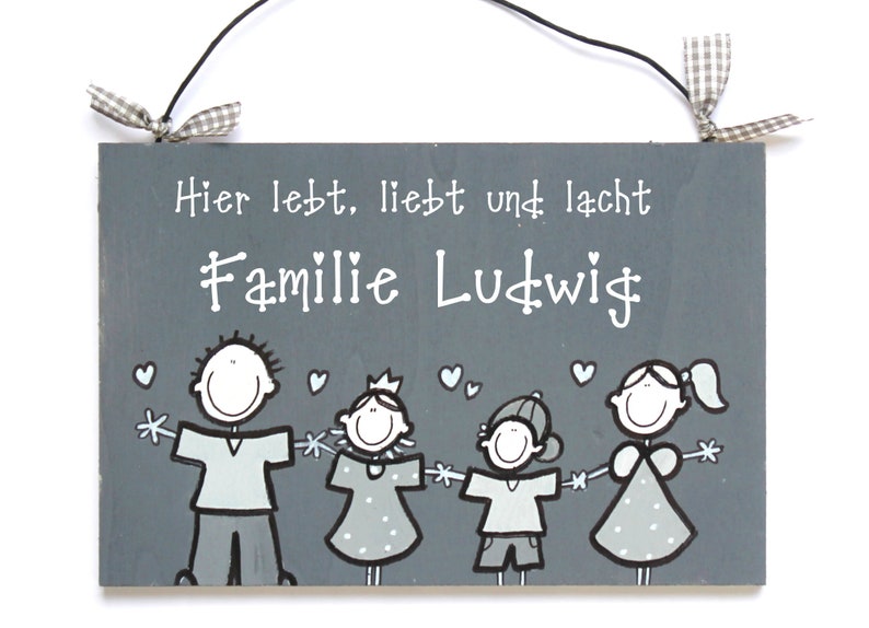 Graues Türschild Familie aus Holz mit Name personalisiert. Holzschild mit Figuren, Familienschild in grautönen handbemalt, Haustürschild, Holztürschild, Willkommensschild für Zuhause. Geschenk zu Hochzeit, Geburt, Umzug, Einzug, Weihnachten.